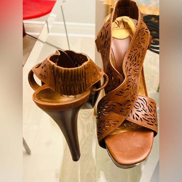 Diane VF Leather and wood high heels with laser cut details. Barely worn. - Picture 6 of 7